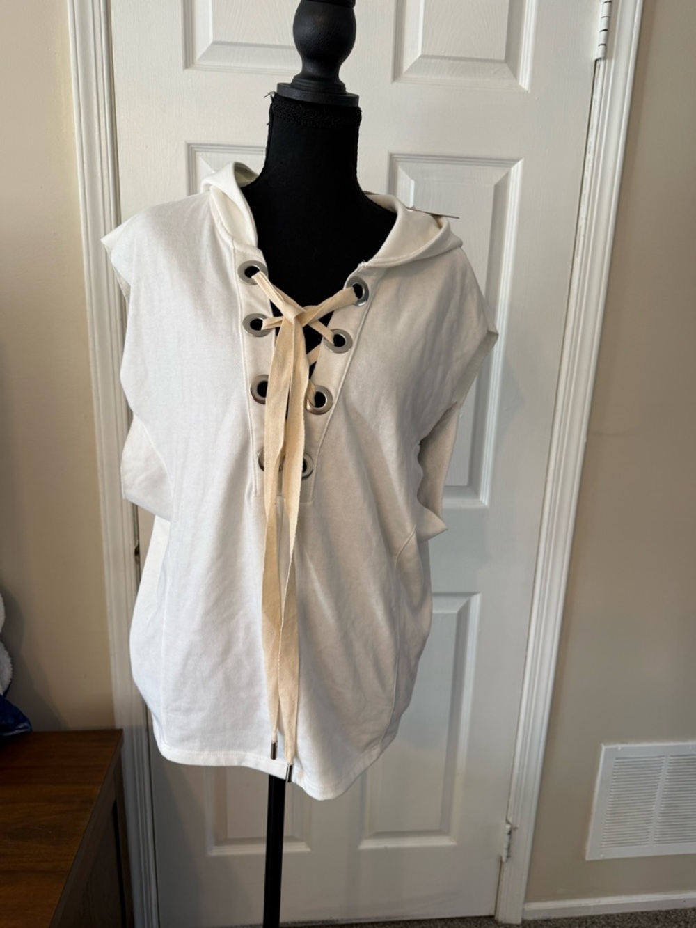 essue Cream-Accent White Lace-Up Hooded Sleeveless Top